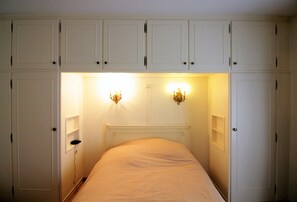 3 habitaciones y tabla de planchar con plancha