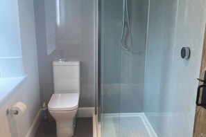 Shower, hair dryer, soap, toilet paper - Martinshouse Holiday Cottage. Hawick, Scottish Borders (Hawick)