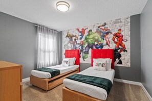8 bedrooms, desk, iron/ironing board, travel cot - Spacious Villa w/ Pool, Theater & Game Room (Davenport)