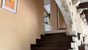 A staircase with dark wooden steps leading up to a landing. - Villa F3 entre mer et Montpellier (Lattes)