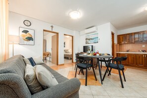 Basic Apartment, Garden View | Living area | 100-cm Smart TV with satellite channels - Apartment Stancec (Privlaka)