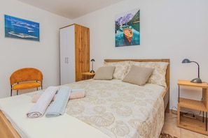 Basic Apartment, Garden View | 2 bilik tidur, seterika/papan seterika, Wi-fi percuma