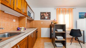 Basic Apartment, Garden View | Private kitchen | Microwave, oven, stovetop, coffee/tea maker