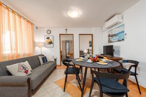 Basic Apartment, Garden View | Living area | 100-cm Smart TV with satellite channels - Apartment Stancec (Privlaka)