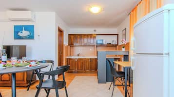 Eenvoudig appartement, uitzicht op tuin | Woonruimte | Een 100-cm smart-tv met satellietzenders