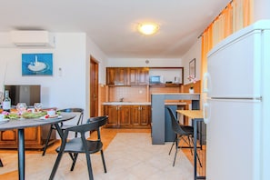 Basic Apartment, Garden View | Ruang tamu | 100 cm sebuah televisyen pintar dengan satelit