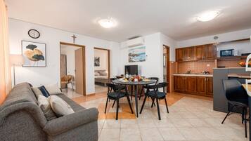 Basic Apartment, Garden View | In-room dining