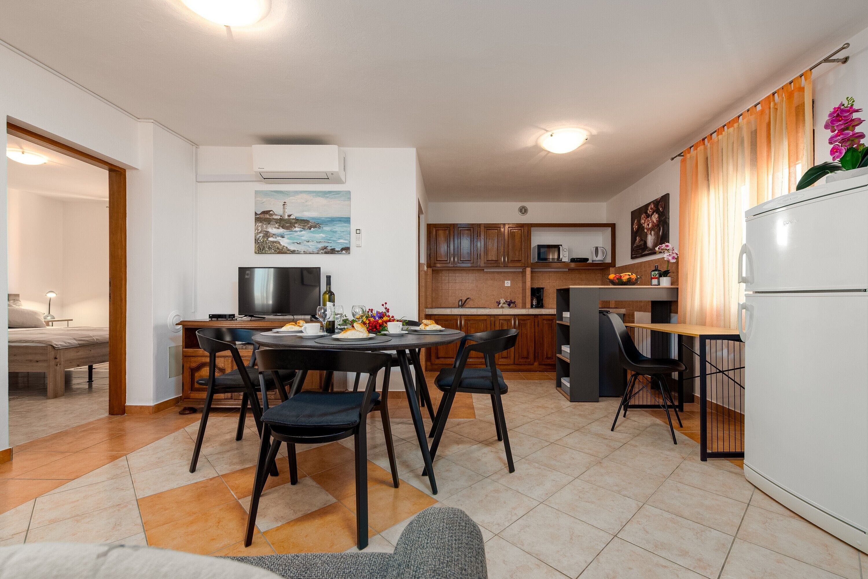 Eenvoudig appartement, uitzicht op tuin | Dineren op de kamer