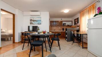 Eenvoudig appartement, uitzicht op tuin | Dineren op de kamer