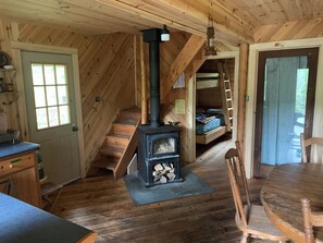 Interior - CABIN overlooking pond + HIKING to waterfalls & lookouts (completely off-grid) (Wilno)
