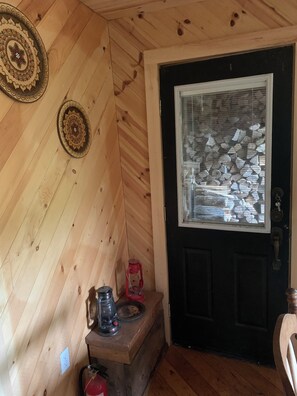 Interior - CABIN overlooking pond + HIKING to waterfalls & lookouts (completely off-grid) (Wilno)