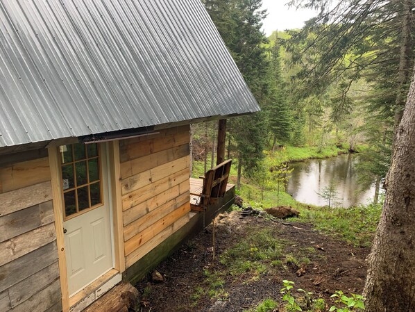 Exterior - CABIN overlooking pond + HIKING to waterfalls & lookouts (completely off-grid) (Wilno)