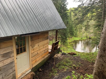CABIN overlooking pond + HIKING to waterfalls & lookouts (completely off-grid)