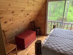 4 bedrooms - CABIN overlooking pond + HIKING to waterfalls & lookouts (completely off-grid) (Wilno)