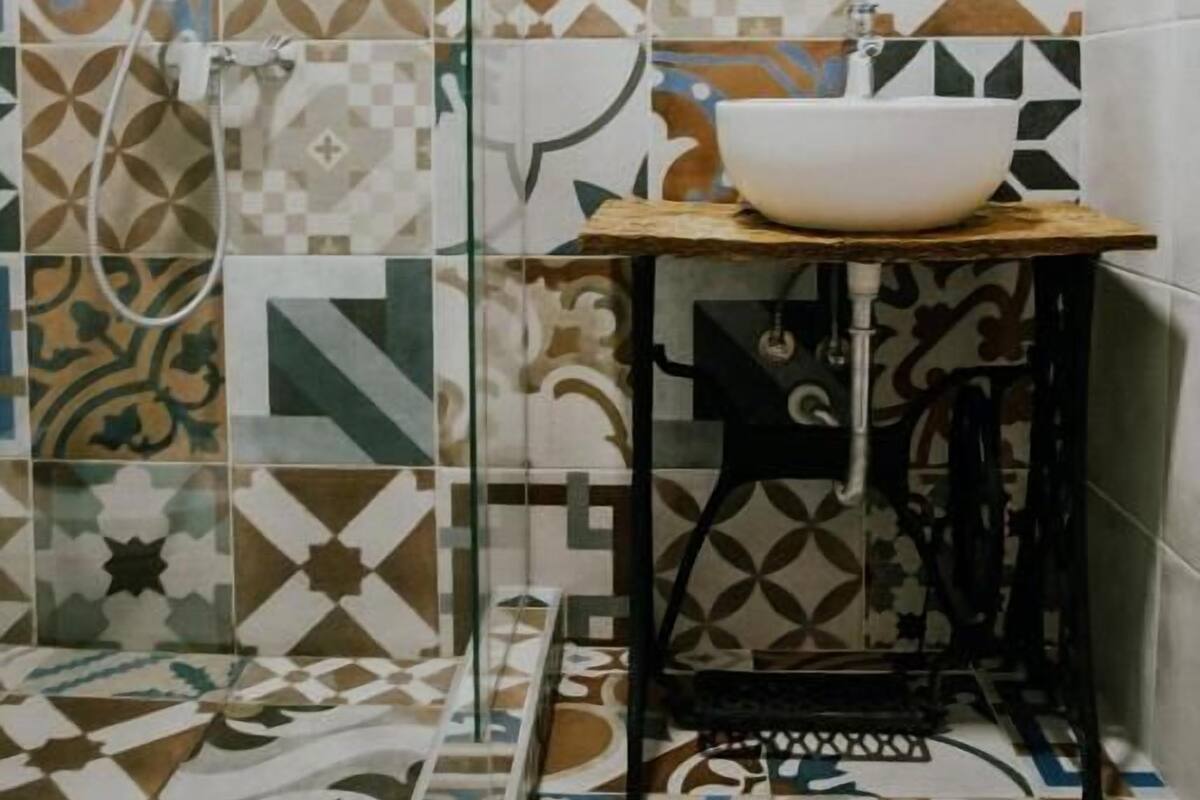 Ducha, artículos de tocador gratuitos, secador de pelo, pantuflas