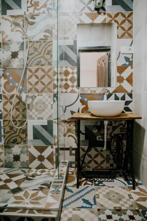 Douche, douche à « effet pluie », sèche-cheveux, chaussons