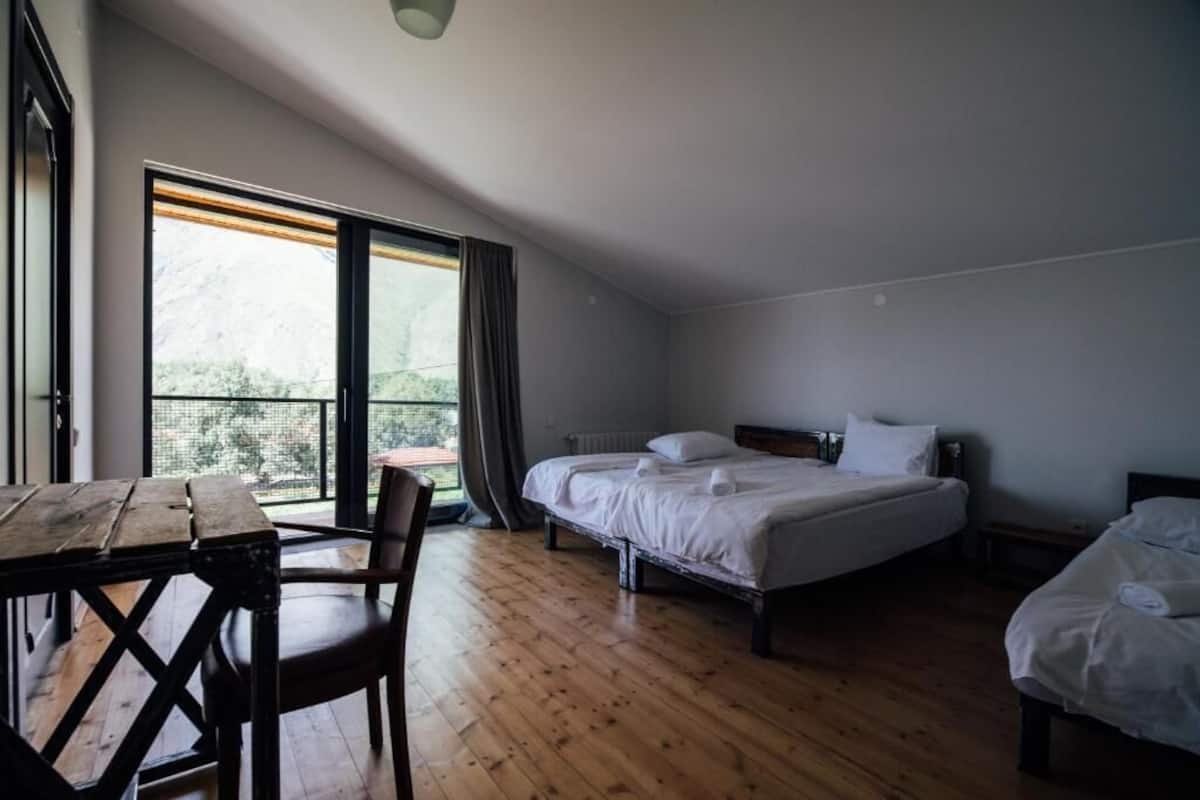 Standard Triple Room, 1 Bedroom, Hill View | Meja, langsir/tirai gelap terus, kalis bunyi, seterika/papan seterika