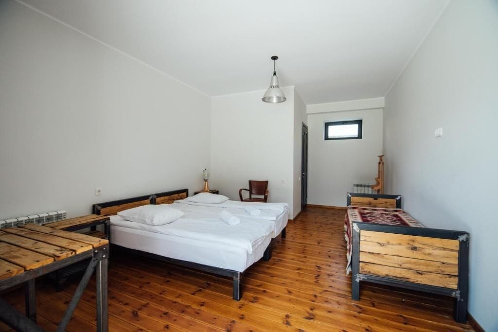 Quarto triplo standard, 1 quarto, vista para a colina | Escrivaninha, cortinas blackout, quartos à prova de som