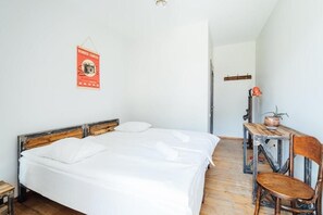 Standard dubbelrum eller tvåbäddsrum | Skrivbord, mörkläggningsgardiner, ljudisolering och strykjärn/strykbräda