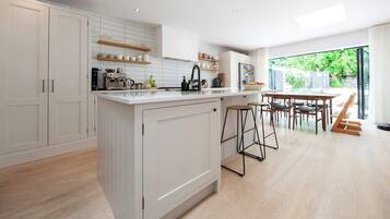 Fridge, oven, stovetop, coffee/tea maker