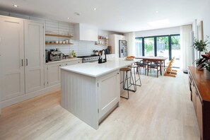 Unclassified image, 5 of 39, button