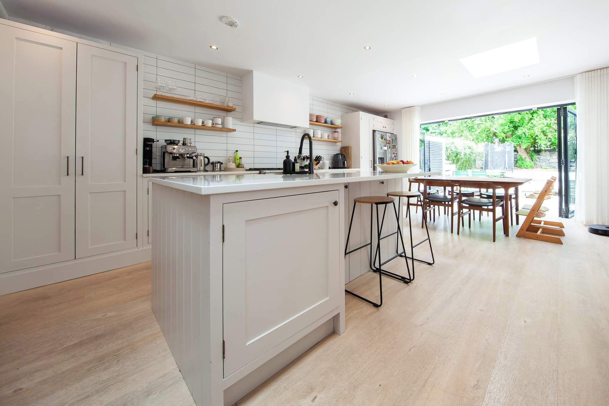 Fridge, oven, stovetop, coffee/tea maker