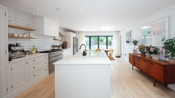 Fridge, oven, stovetop, coffee/tea maker