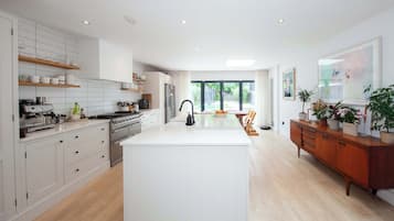 Fridge, oven, stovetop, coffee/tea maker