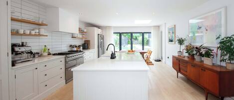 Kjøleskap, ovn, kokeplater og kaffetrakter/tekoker