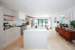 Fridge, oven, stovetop, coffee/tea maker