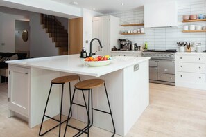 Fridge, oven, stovetop, coffee/tea maker