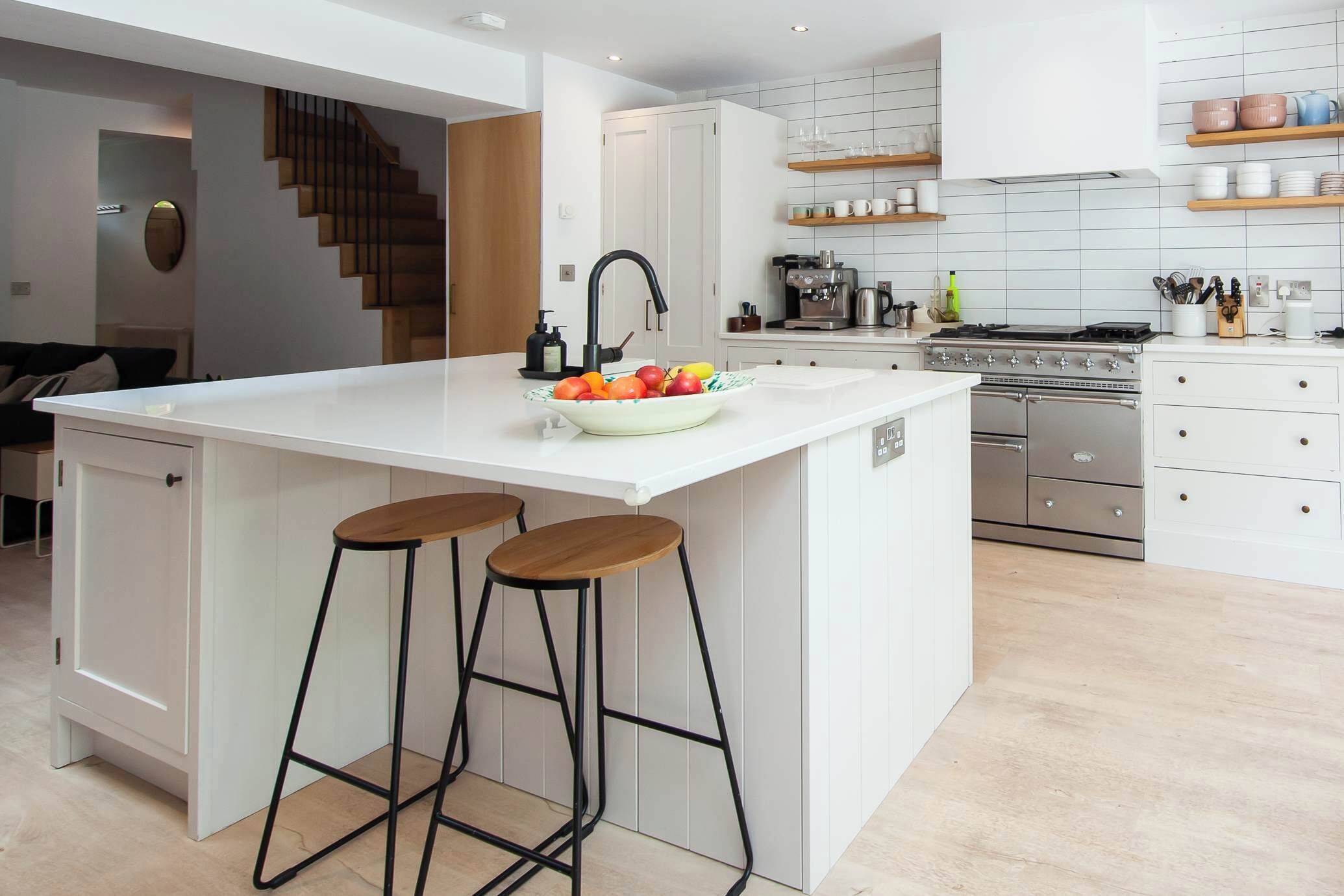 Fridge, oven, stovetop, coffee/tea maker