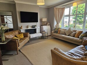 TV, fireplace, offices - Charming family home in the heart of Sanderstead. (Greater London)