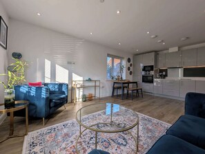 Télévision, livres, espaces bureaux