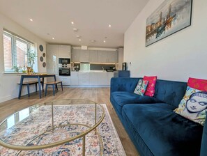 Fernseher, Bücher, Arbeitsbereiche