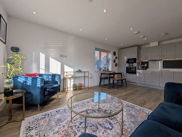 Télévision, livres, espaces bureaux