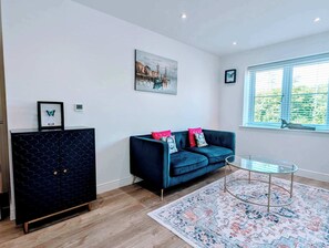 Télévision, livres, espaces bureaux