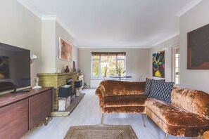 TV - Spacious 3BR Home | Huge Garden + Free Parking (Greater London)