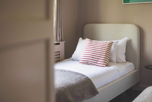 3 bedrooms, iron/ironing board, Internet, bed sheets