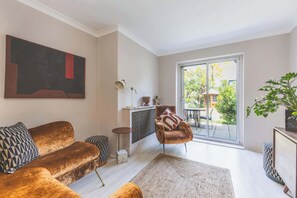 TV - Spacious 3BR Home | Huge Garden + Free Parking (Greater London)