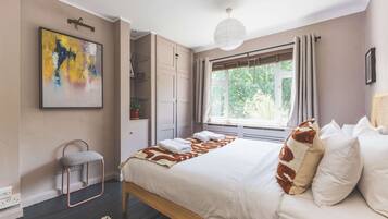 3 bedrooms, iron/ironing board, internet, bed sheets