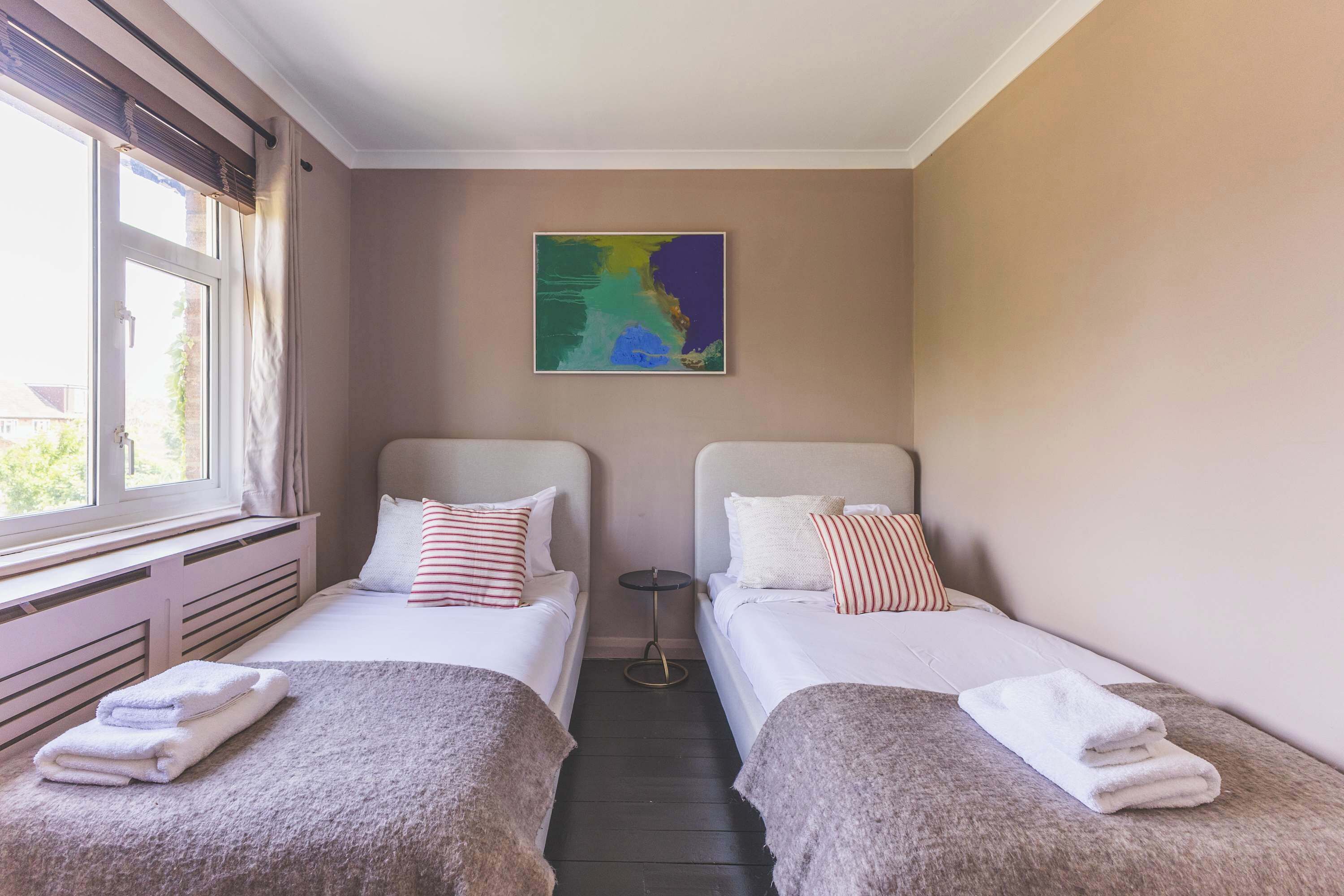 3 slaapkamers, een strijkplank/strijkijzer, internet, beddengoed