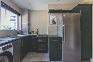Frigorífico, horno, placa de cocina y lavavajillas