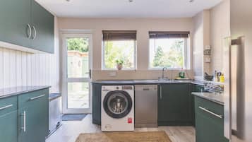 Fridge, oven, stovetop, dishwasher