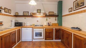 Lemari es, microwave, oven, dan kompor