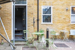 Outdoor dining - Lovely 2BD Mews House, Close to Buckingham Palace (Greater London)