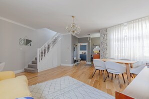 Dining - Lovely 2BD Mews House, Close to Buckingham Palace (Greater London)