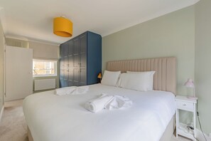 Travel cot, Internet, bed sheets - Lovely 2BD Mews House, Close to Buckingham Palace (Greater London)