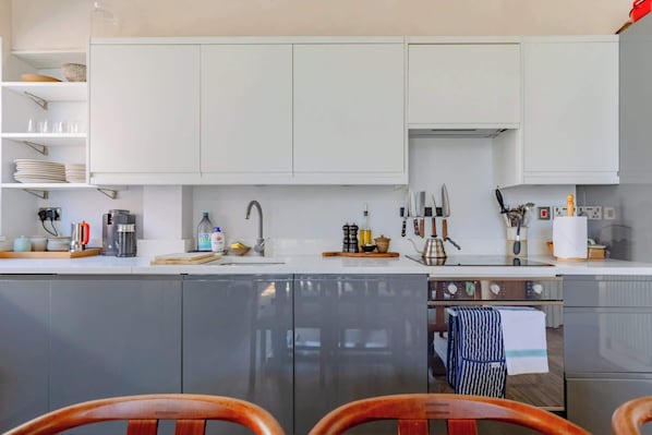 Refrigerador, horno, parrilla de estufa y lavavajillas 