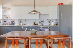 Fridge, oven, stovetop, dishwasher